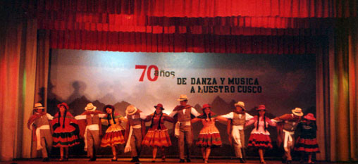 Folkloretänzer auf eine Bühne in Cuzco