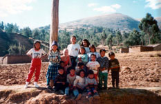Peruanische Kinder mit eine Gringa / Huancayo