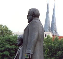 Stadtrundgang Berlin Marx Engels vor der Marienkirche